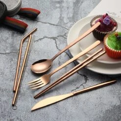 House Of Husk Reisbestek - Reis Bestekset - Chopsticks - Metalen Rietjes Met Borstel - Lepel - Vaatwasserbestendig - RVS - 7 Delig - Rose Goud -Bo-Camp Verkoop 1200x1200 1213
