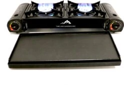 T&S - Draagbaar Dubbel Gasvuur Met Grillplaat En Transportkist - Camping Kooktoestel - Kookstel - Bakplaat - Gasfornuis - 2 Pits - Elektrische Ontsteking - Kookvuur - Kampeer Vuur -Bo-Camp Verkoop 1200x830