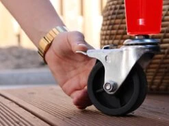 AXI Retro Cooler Rood - Koeler Met Wielen - 76L Inhoud - Koelbox Met Aftapkraan 2 AXI Retro Cooler Rood - Koeler Met Wielen - 76L Inhoud - Koelbox Met Aftapkraan -Bo-Camp Verkoop 1200x900 75